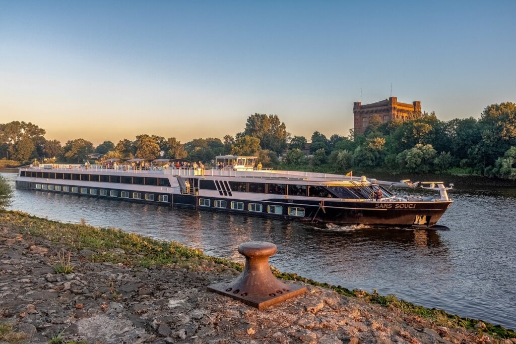 river-cruise-ship-3509726_1280