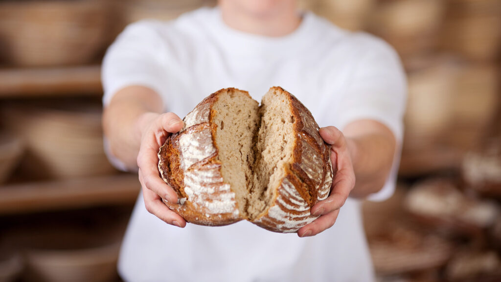 bäcker bricht brot