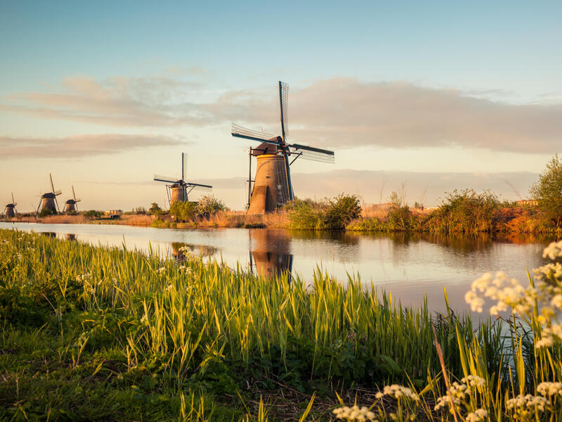 large_8a0092ff8eef2bd8018ef146f5b0237c-Kinderdijk-Niederlande-Windmuehlen