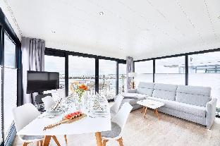 Stylish houseboat with fireplace | Sun Deck | WLAN