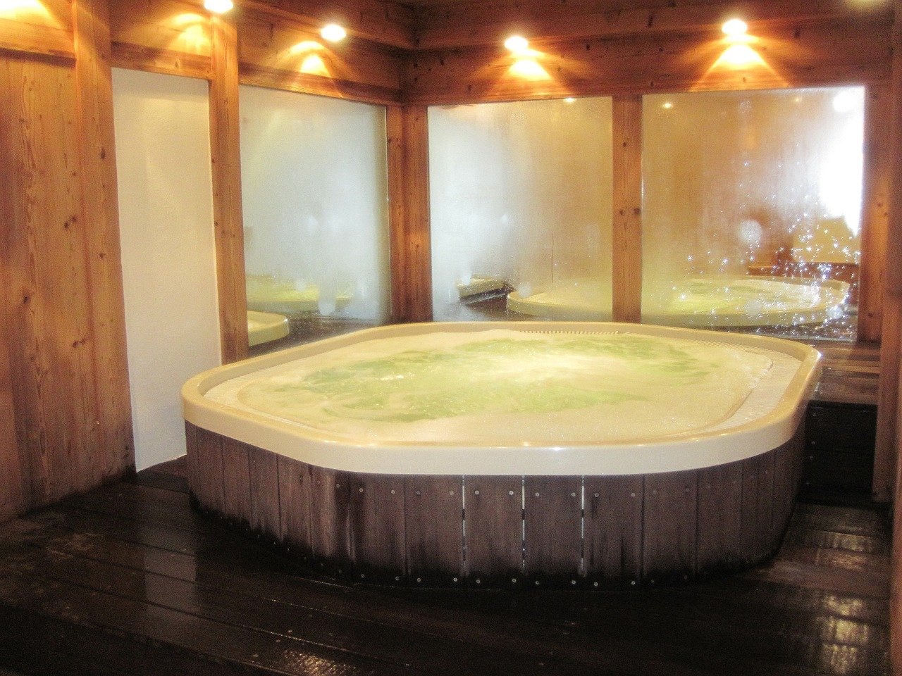 Luxus erleben  Hotel mit Whirlpool im Zimmer sichern!