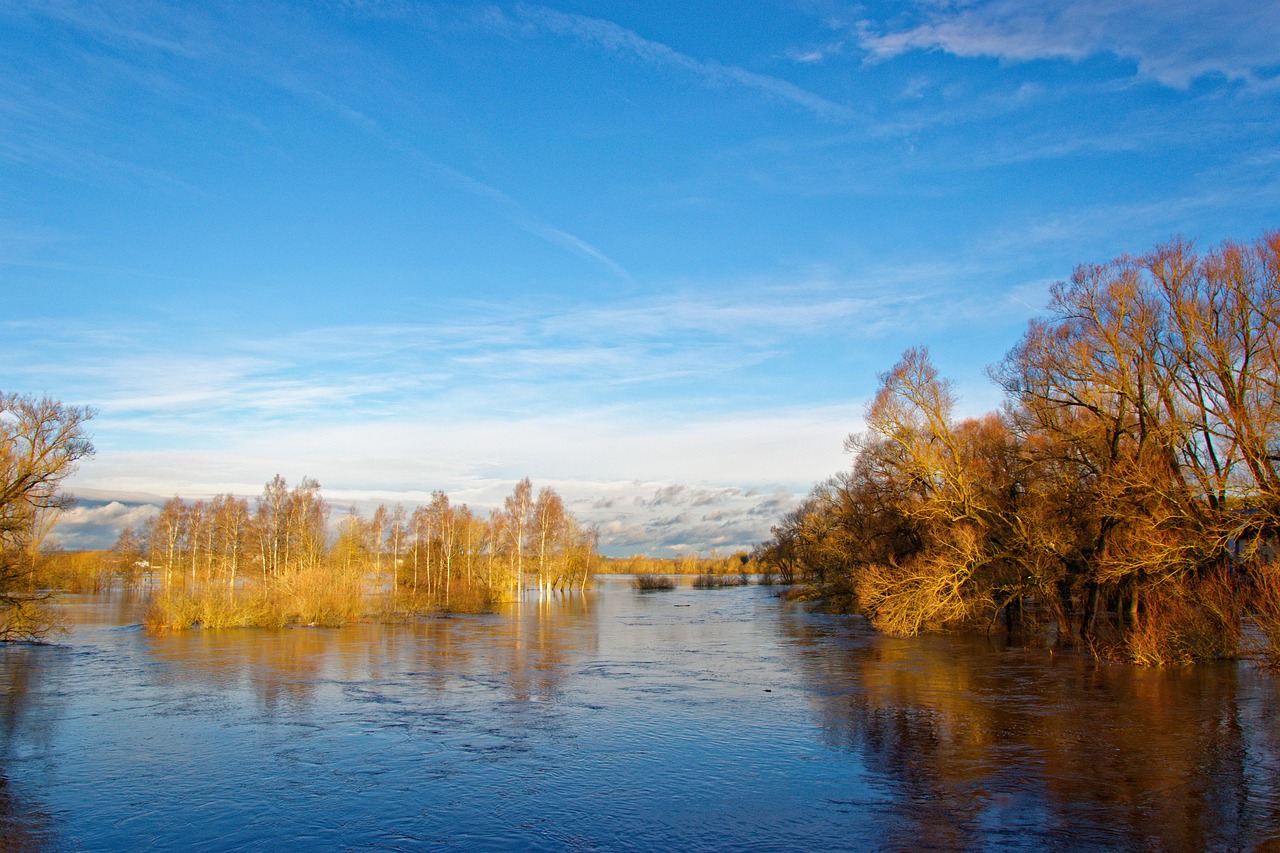 Mountainbike-Trails, Thermalbäder und stille Seenplatten.