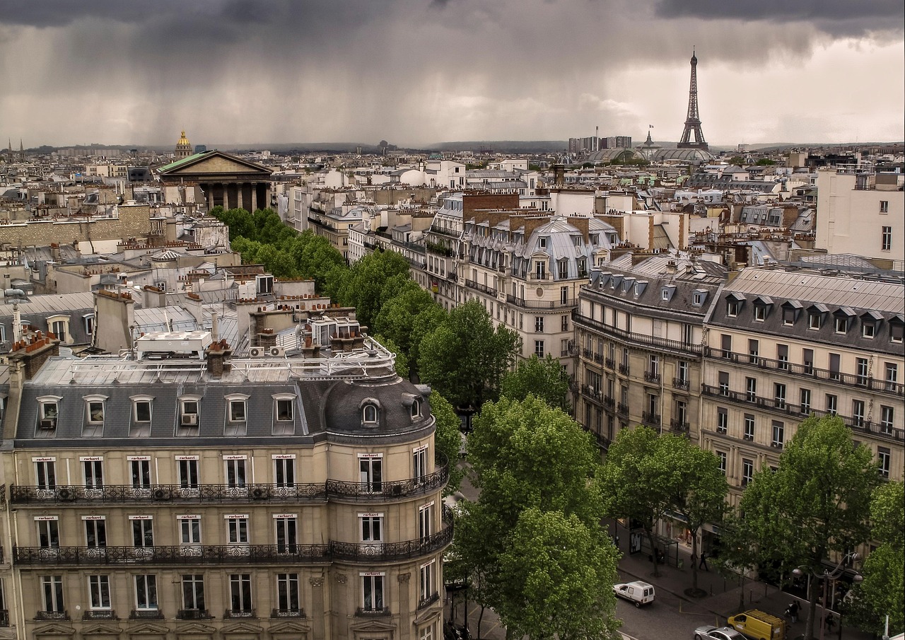 Dein Paris-Abenteuer beginnt! Entdecke Eiffelturm, Champs-Élysées & mehr.