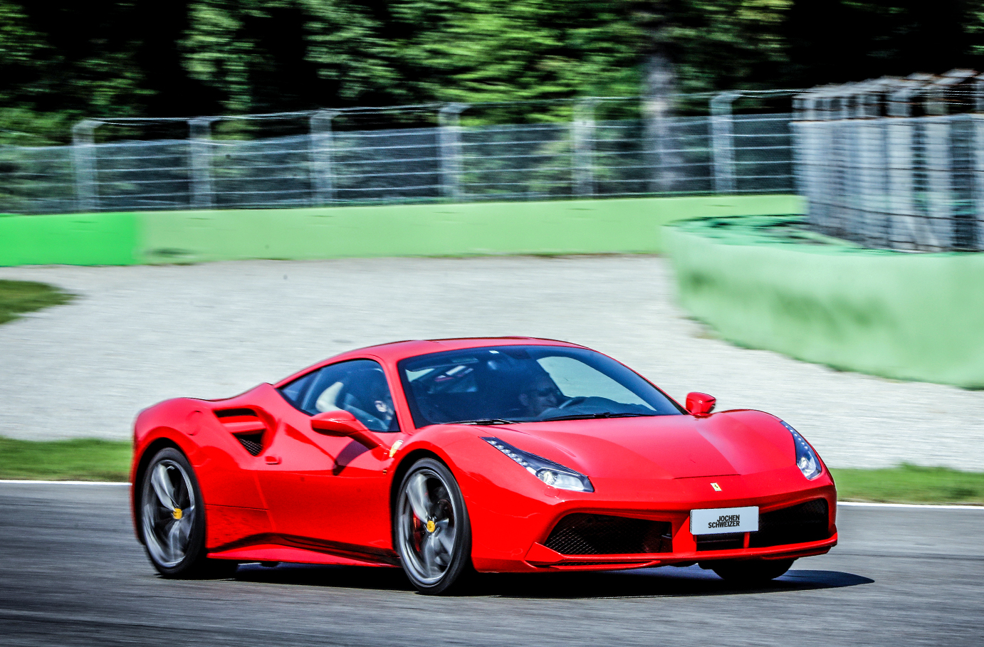 Ferrari 488 GTB fahren auf der Rennstrecke