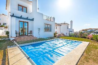 Amazing 5BDR modern villa for up to 14 pax, pool..