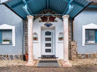 Luxurious holiday home with a nice private garden