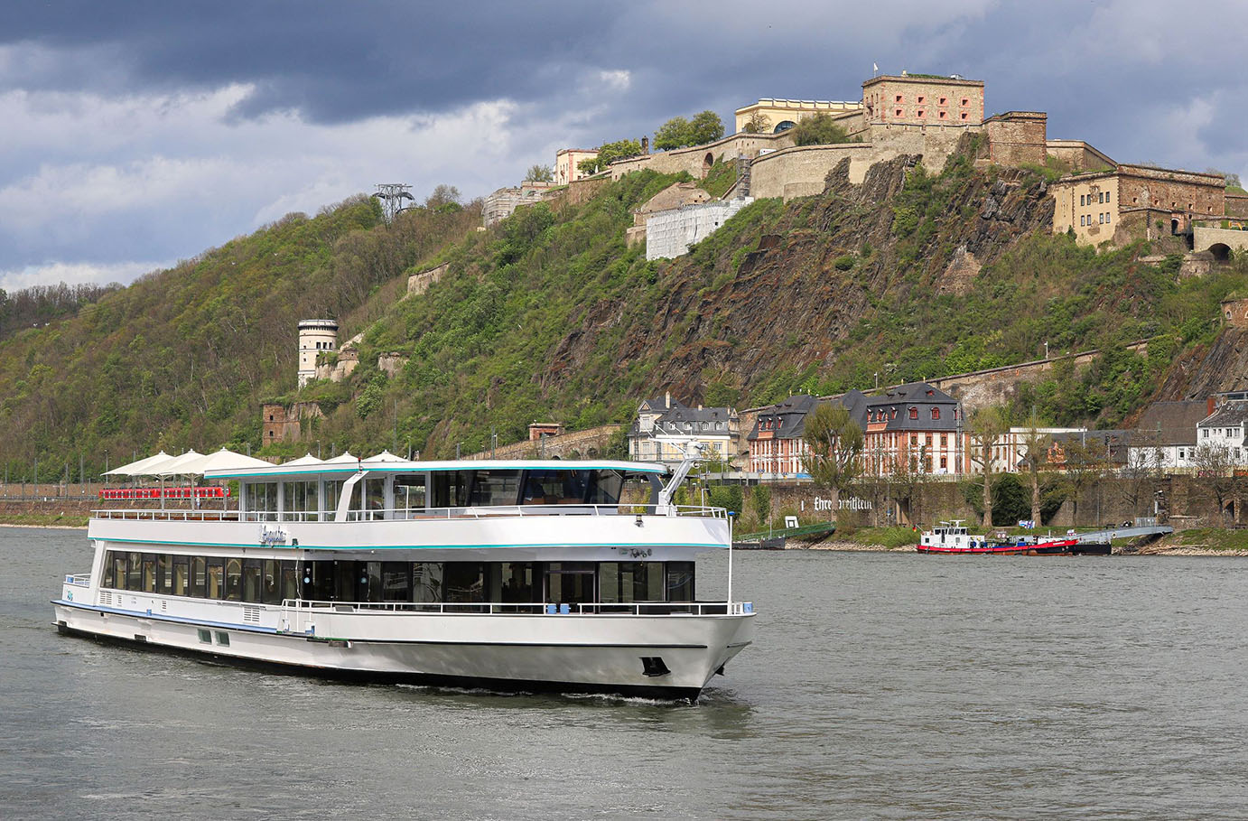 Weinwanderung und Schifffahrt auf der Mosel