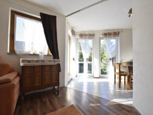 room holiday apartment with garden