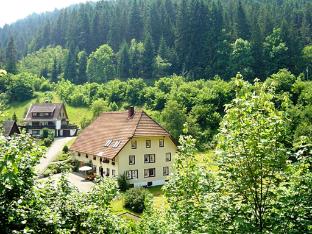 Country-style flat with garden