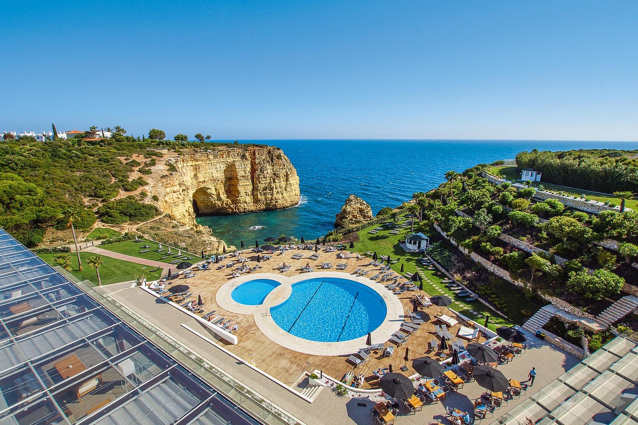 Goldene Strände und azurblaues Meer  Dein Algarve-Urlaub startet hier!
