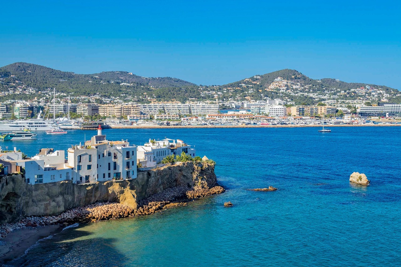 Flieg nach Ibiza und erlebe den Sommer nonstop!