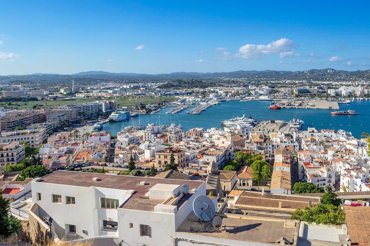 Lust auf Meer und Party? Flieg nach Ibiza!