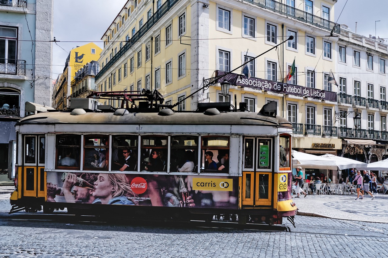 Vom Alltag direkt in die Altstadt  buche jetzt deinen Trip nach Lissabon!