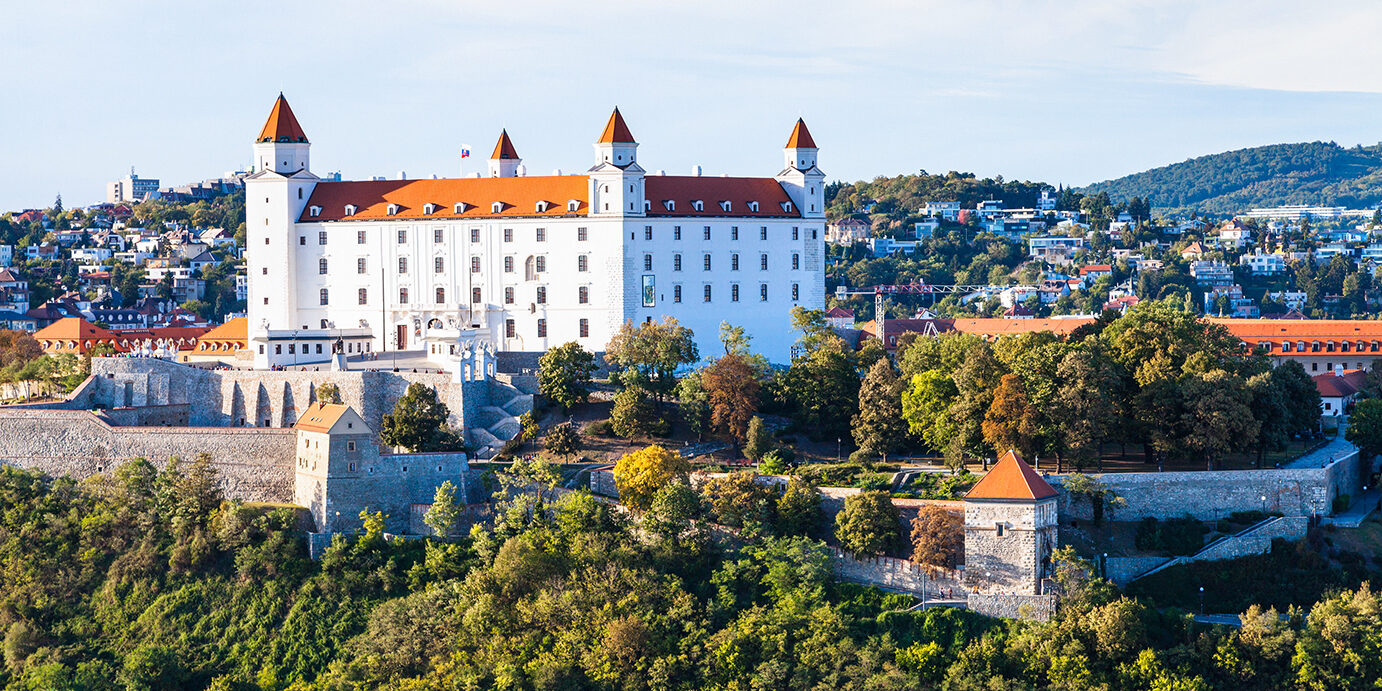 skyline von bratislava stadt mit schloss