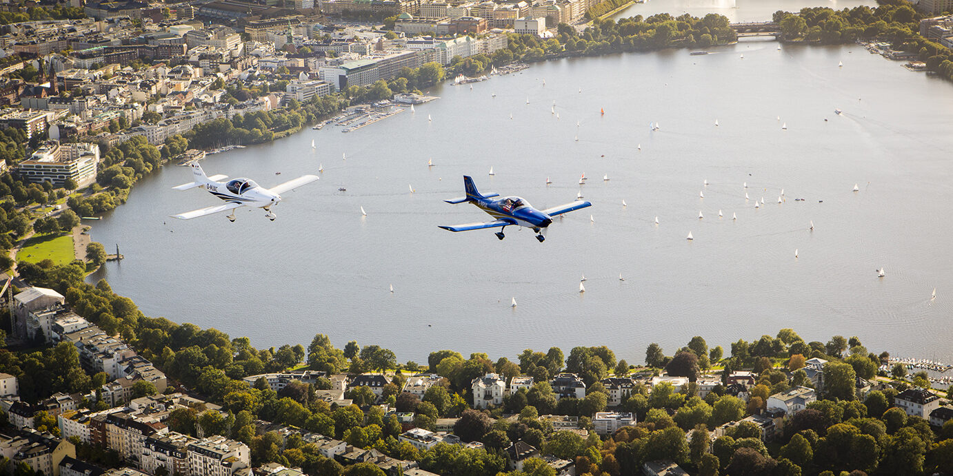 Übergabe und erster Flug der CANAIR D-MJXC Breezer über Hamburg