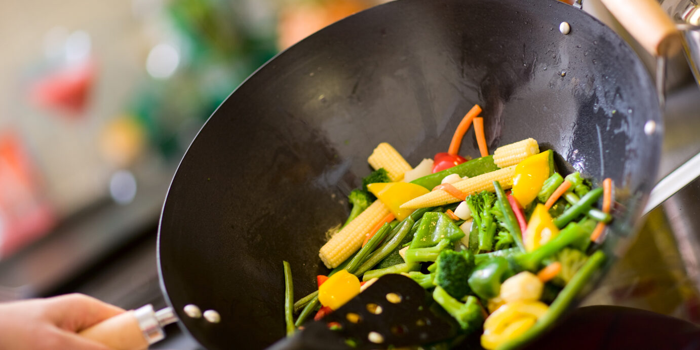 Chef cooking wok Chef cooking vegetables in wok pan; eingekauft am 15.12.2011 mit Standard-Lizenz