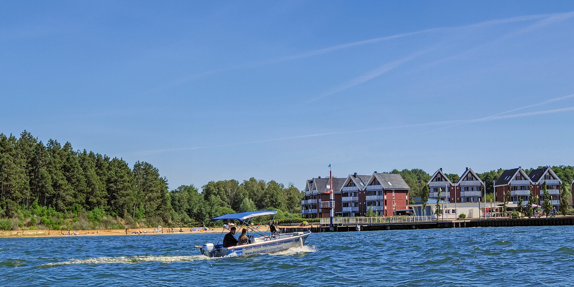 Silver Pirate vor Hafendorf Müritz
