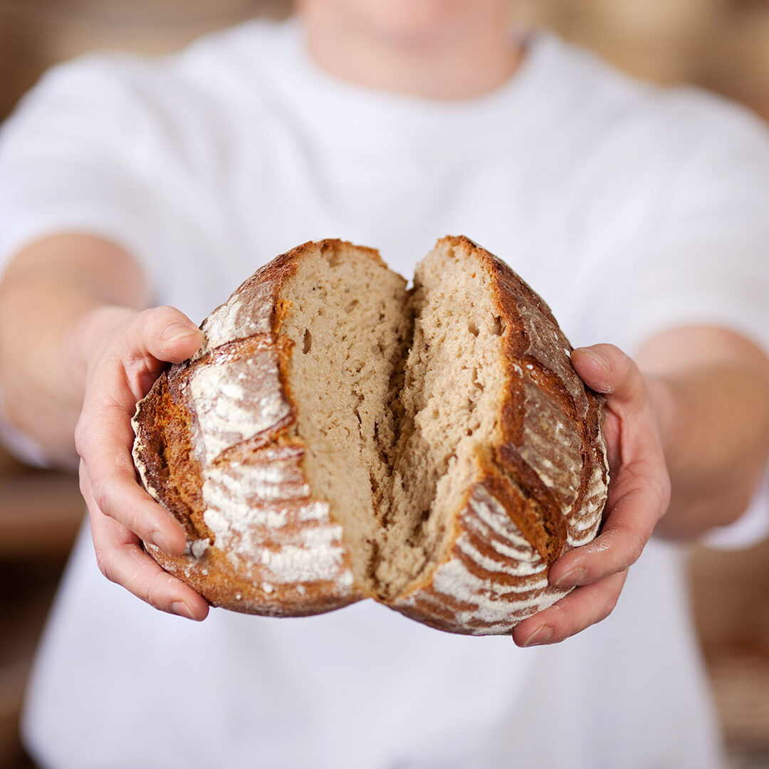 bäcker bricht brot