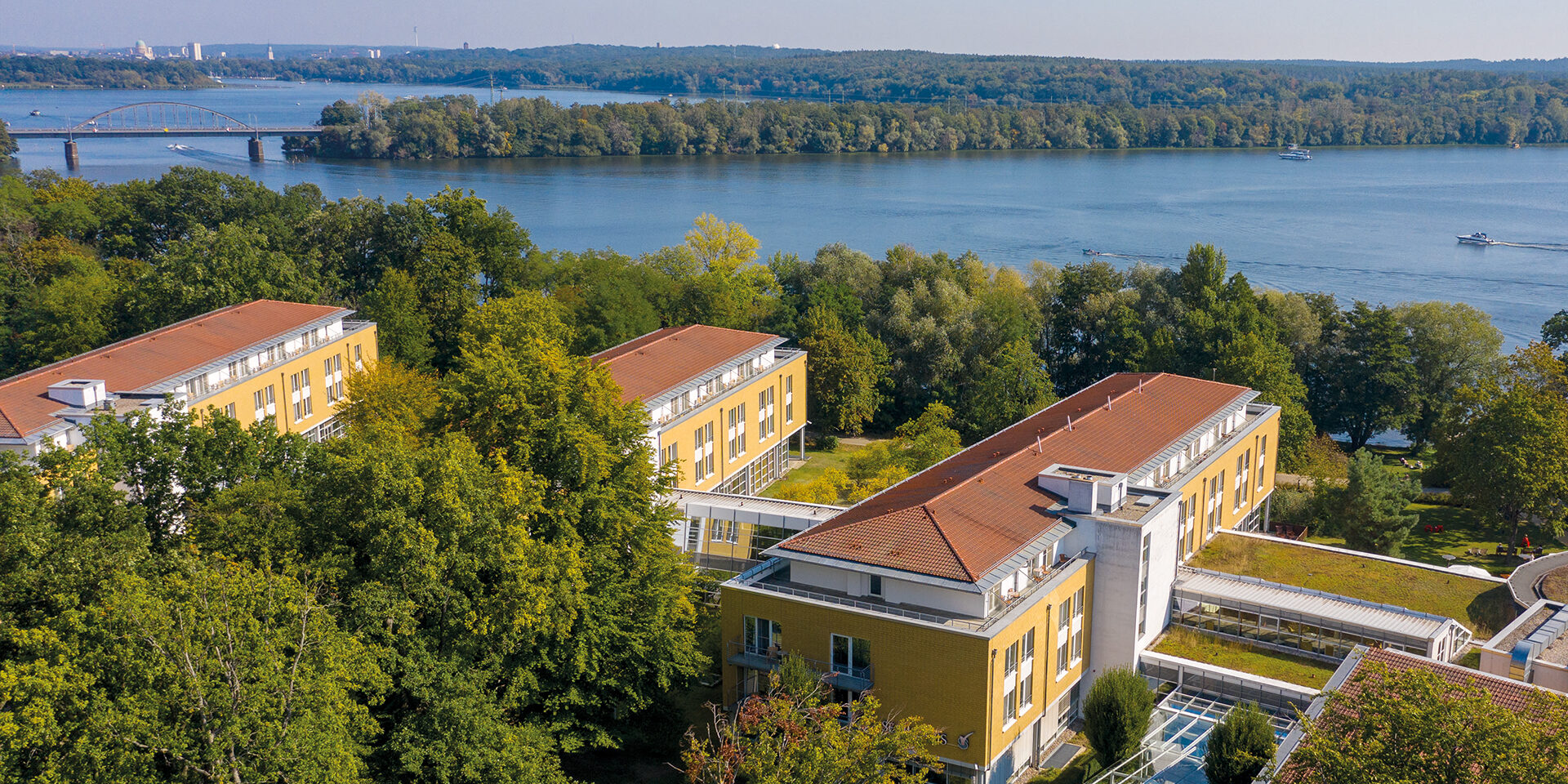 Seminaris SeeHotel Potsdam Exterior View with Lake