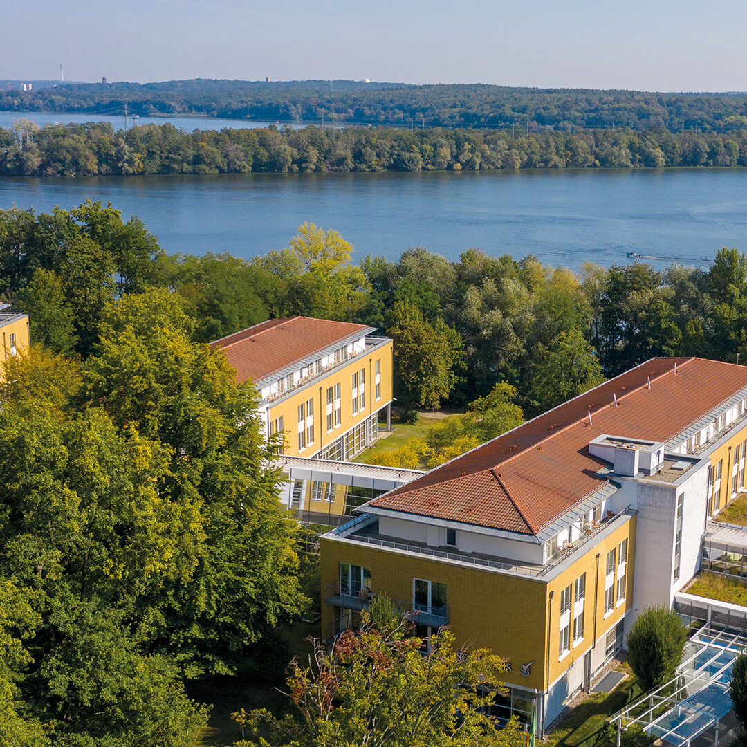 Seminaris SeeHotel Potsdam Exterior View with Lake