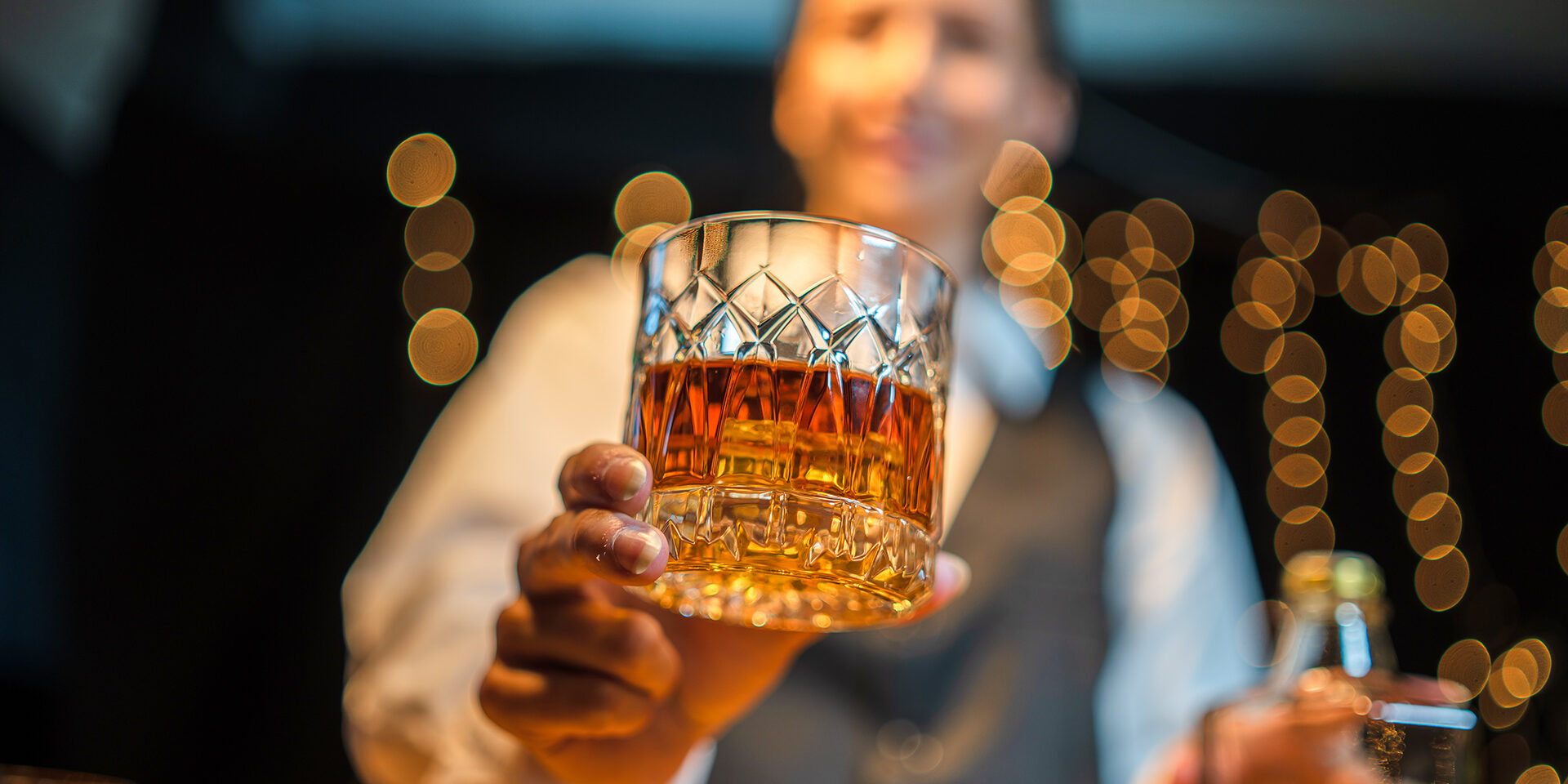 Celebration night, pour whiskey into a glass. Give to friends who come to celebrate