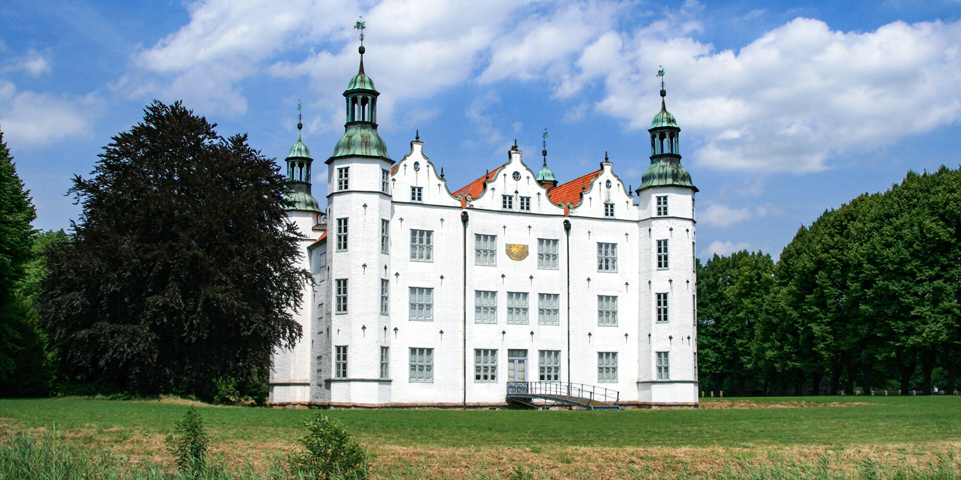 The weiAe Castle in Ahrensburg in the vicinity of Hamburg, germany