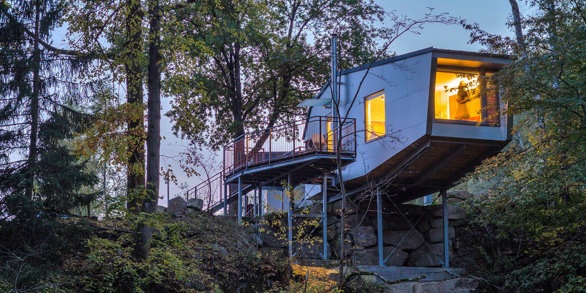 Baumhaus Lodge am Naturpark Hochmoor Schrems, Schrems, Niederösterreich, Österreich.

Copyright: Klaus Fengler.