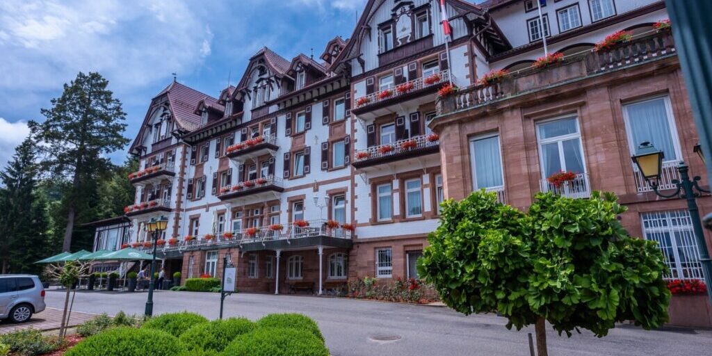 das-palmenwald-schwarzwaldhof-hotel-aussenansicht-97952