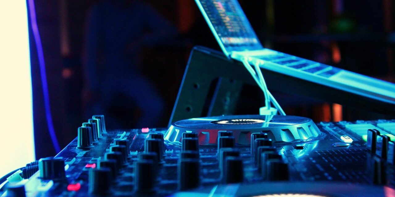 dj-8347229_1280