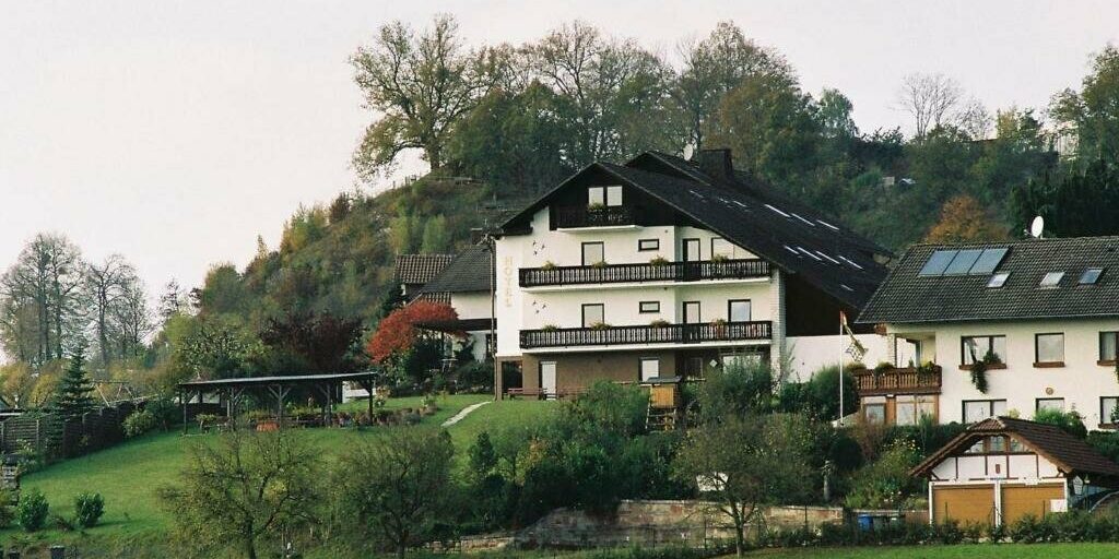 garni-hotel-und-ferienwohnungen-seeschloesschen-hotel-aussenansicht-92380