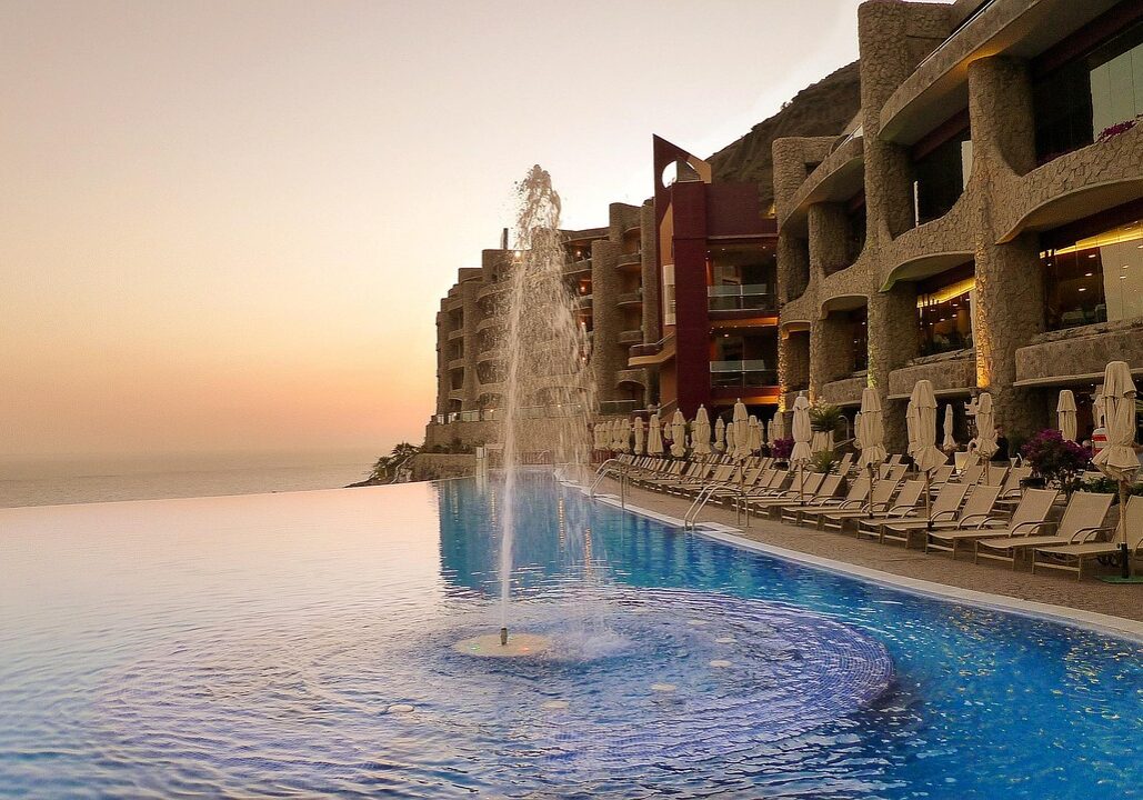 infinity-pool-2854737_1280