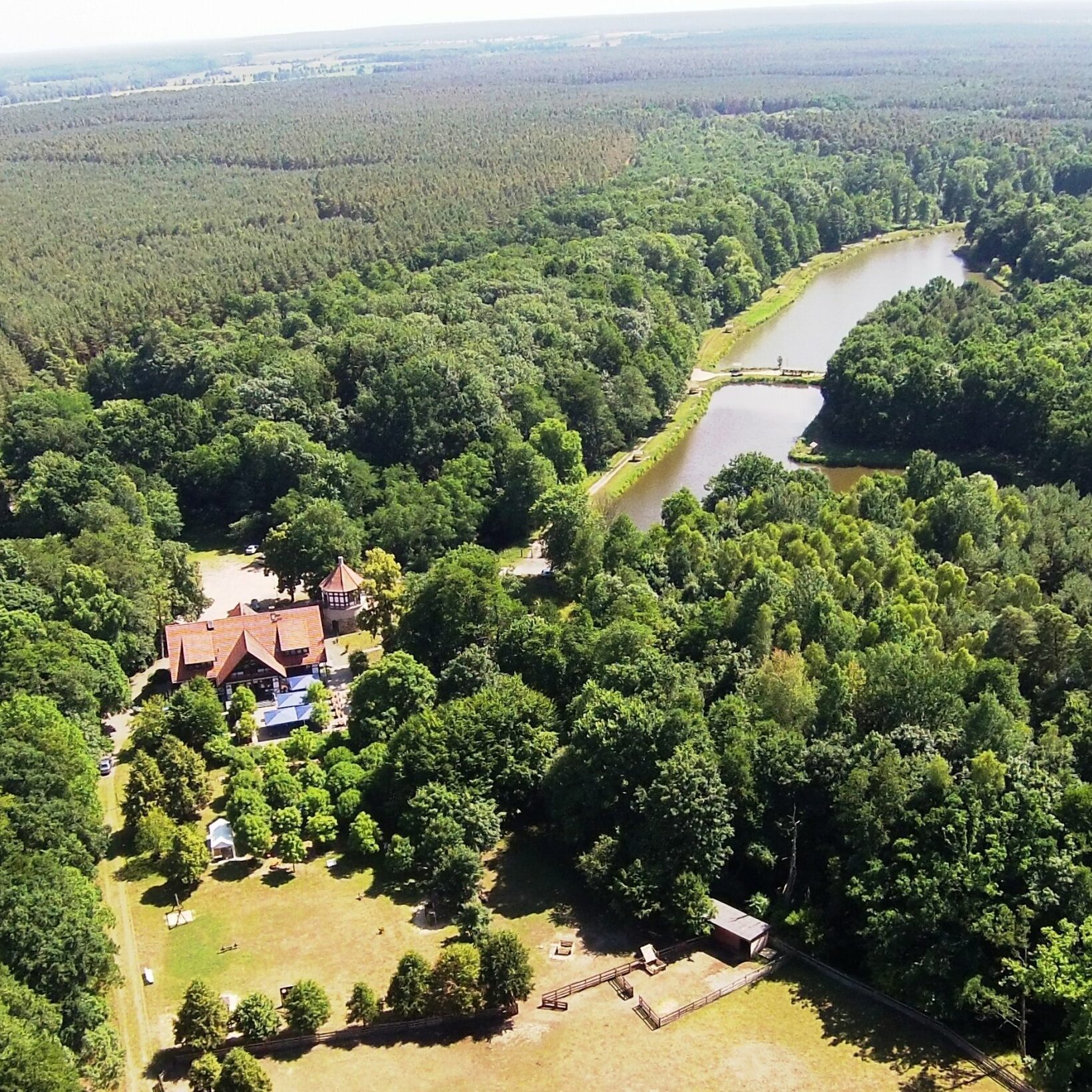 kleines-landhotel-neue-muehle-hotel-aussenansicht-90184