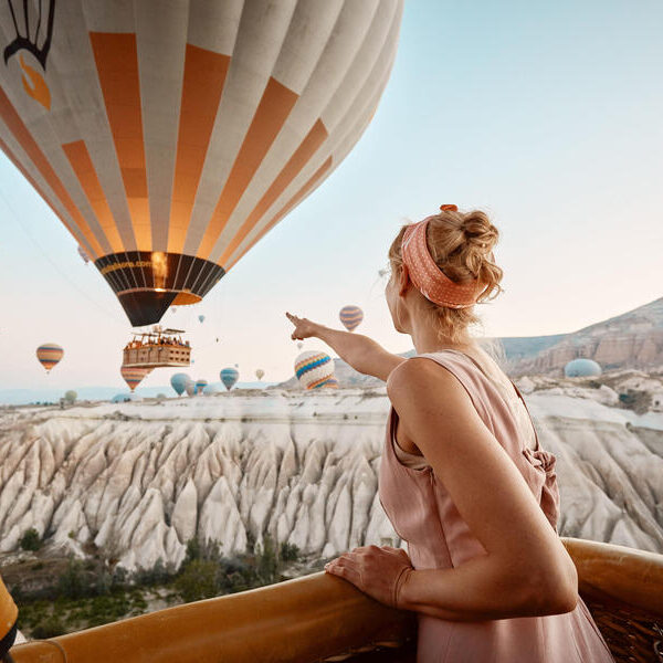 large_8a0092ff804f3d280180505c31136d35-Kappadokien-Tuerkei-Frau-Heissluftballons