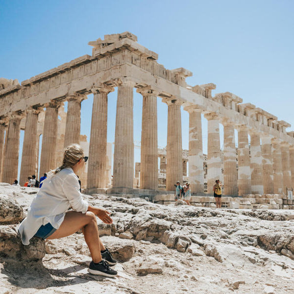 large_8a0092ff8c434c15018c4383edc41c1e-Griechenland-Athen-Akropolis-Frau