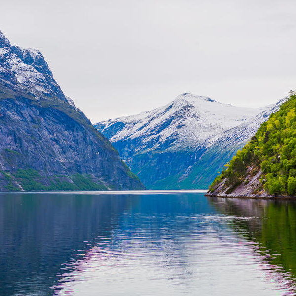 large_8a0092ff8ea712d2018ea7c417b132b0-Norwegen-Geirangerfjord-Gebirgslandschaft