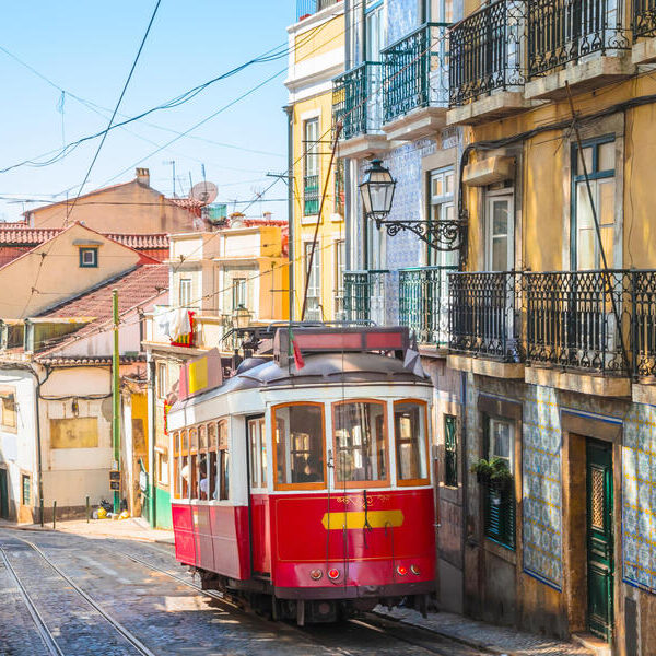 large_8a0092ff8ecb1f47018ecbeb7c9400ee-Portugal-Lissabon-Strassenbahn