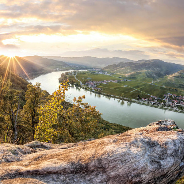 large_8a0092ff91689a0001916a3211c97e77-Europa-Oesterreich-Niederoesterreich-Duernstein-Wachau-Fluss-Donau-Sonnenuntergang