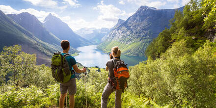 medium_8a0092ff87e4b9fb0187e7802d7d61a1-Wandern-Paar-Ausblick-See-Berge medium_8a0092ff87e4b9fb0187e7802d7d61a1-Wandern-Paar-Ausblick-See-Berge