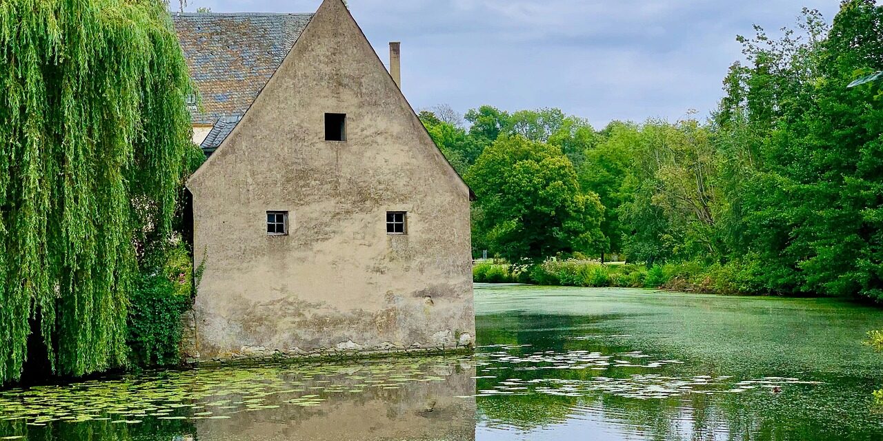 moated-castle-6556121_1280 moated-castle-6556121_1280