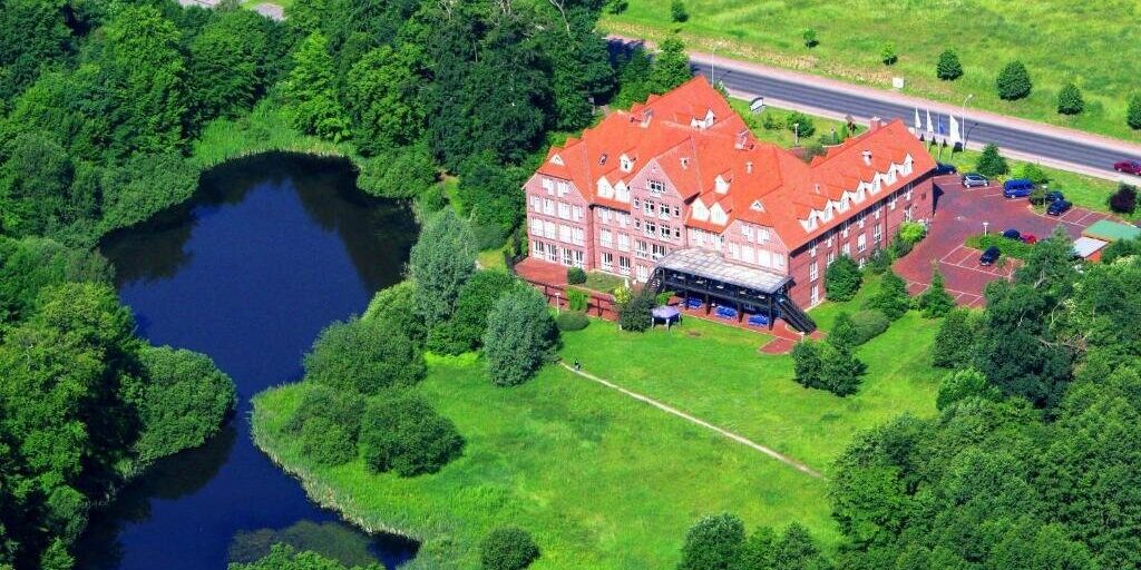 park-hotel-fasanerie-neustrelitz-hotel-aussenansicht-100590 park-hotel-fasanerie-neustrelitz-hotel-aussenansicht-100590