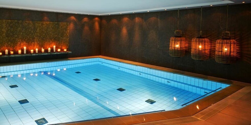 schwimmbad-bei-kerzenschein-66971 schwimmbad-bei-kerzenschein-66971